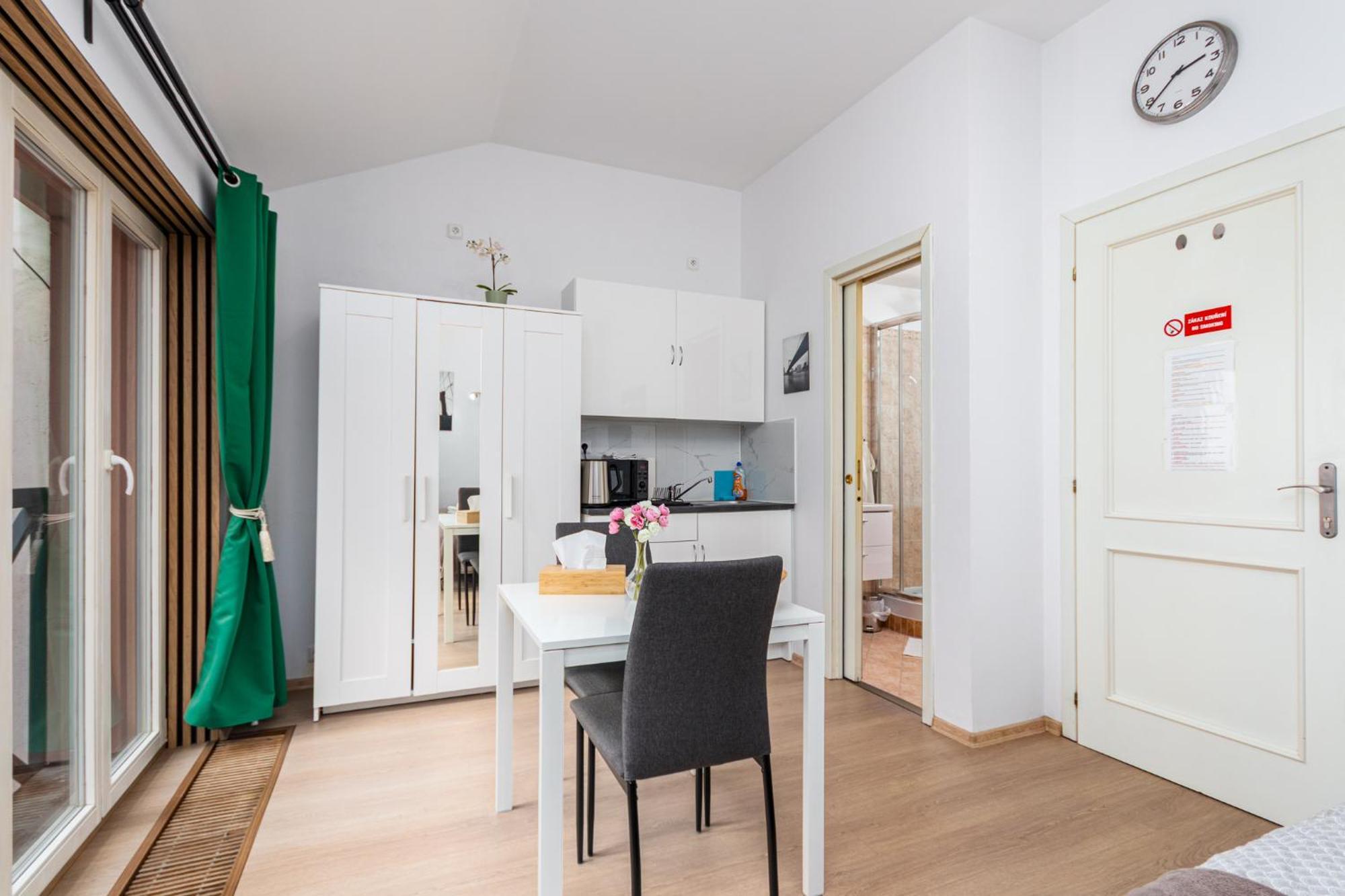 Private Retreat Close To Stations In Praha 3 Eksteriør bilde