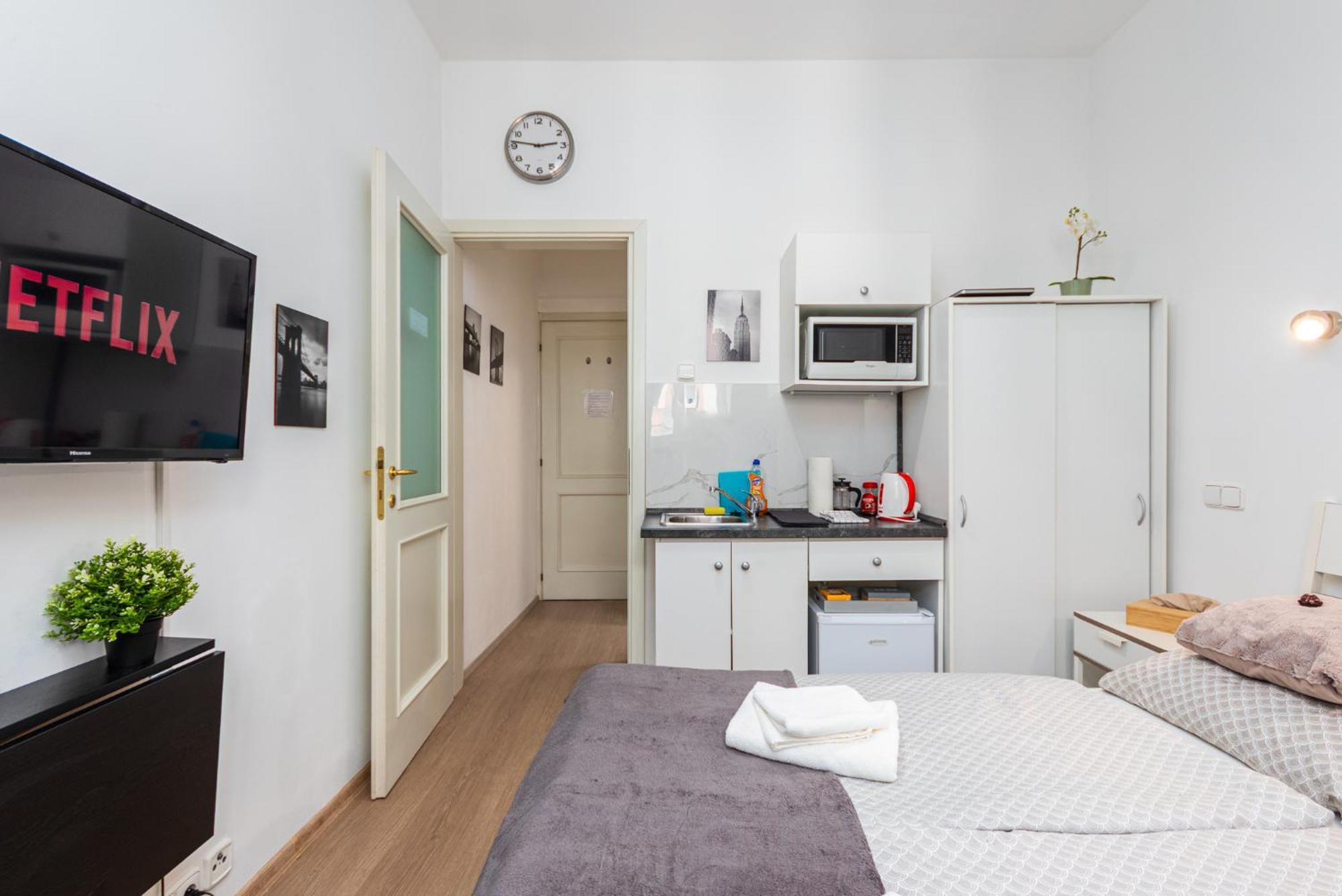Private Retreat Close To Stations In Praha 3 Eksteriør bilde